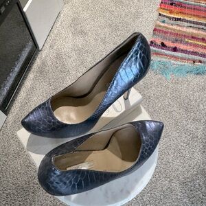 Pre-owned stylish BCBG pumps